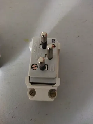 6 Clavija eléctrica bipolar con toma tierra blanca