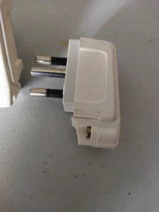 6 Clavija eléctrica bipolar con toma tierra blanca