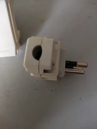 6 Clavija eléctrica bipolar con toma tierra blanca