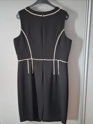 Vestido negro sin mangas con ribete blanco
