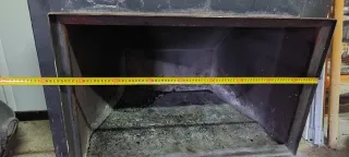 Chimenea metálica grande negra