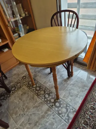 Mesa redonda de comedor de madera