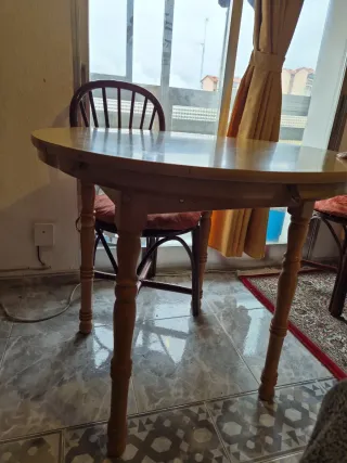 Mesa redonda de comedor de madera