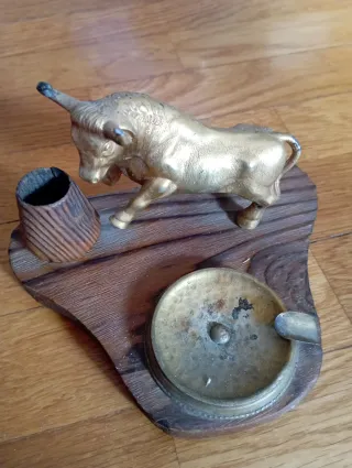 Portacenere vintage Toro in metallo e legno