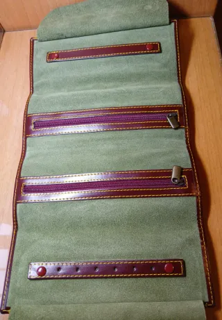 Estuche cartera piel verde y marrón