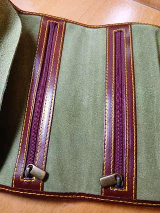 Estuche cartera piel verde y marrón