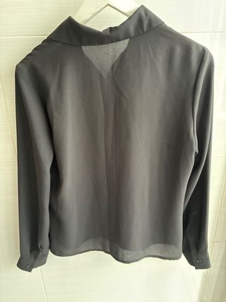 Camisa negra manga larga con volantes. SOLO ENVÍO