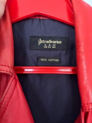 Chaqueta cuero roja Stradivarius mujer