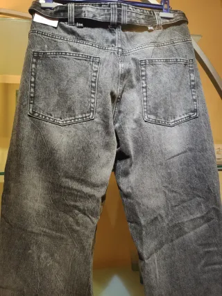 Jeans negros relaxed con cinturón