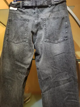 Jeans negros relaxed con cinturón