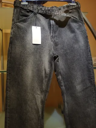 Jeans negros relaxed con cinturón