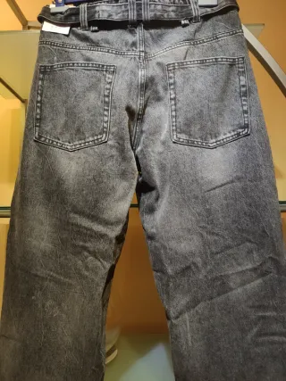 Jeans negros relaxed con cinturón