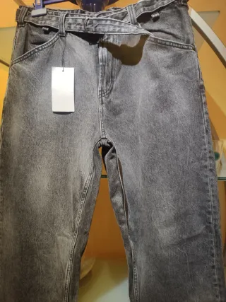 Jeans negros relaxed con cinturón