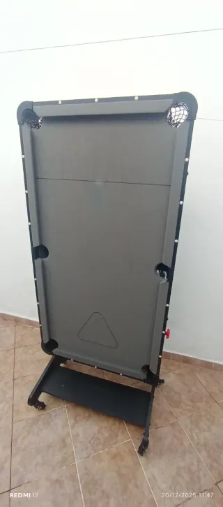 Mesa de billar con accesorios