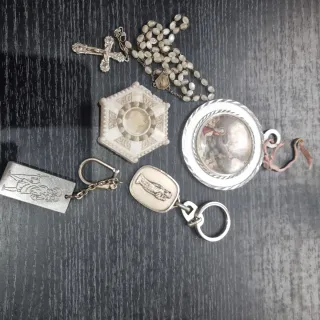 Lote religioso vintage – rosario, medallón Lourdes