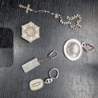 Lote religioso vintage – rosario, medallón Lourdes