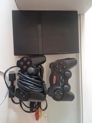 PlayStation 2 Nera + 2 Comandi + 8 Giochi