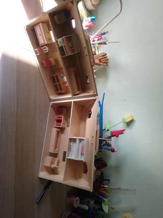 Casita de muñecas de madera