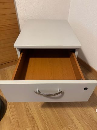 Cajonera de oficina gris con ruedas