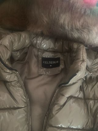 Chaqueta roja acolchada con capucha y pelo