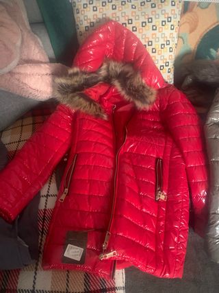 Chaqueta roja acolchada con capucha y pelo