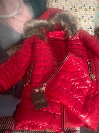 Chaqueta roja acolchada con capucha y pelo