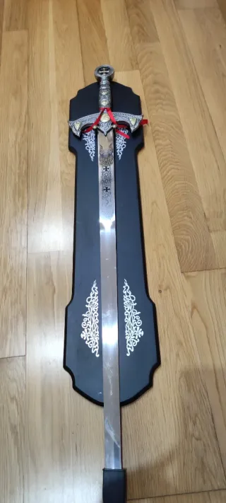 Espada decorativa con soporte