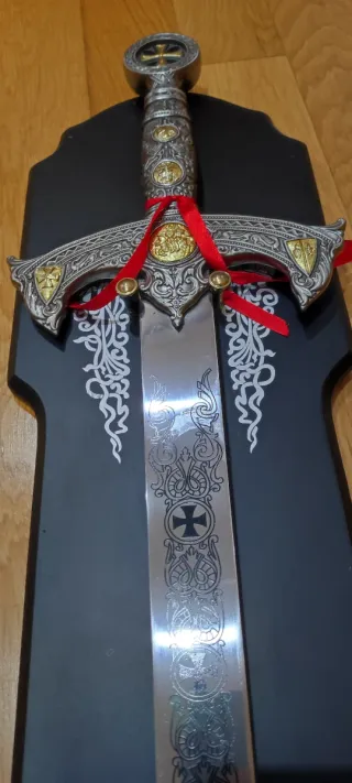 Espada decorativa con soporte