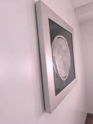 Cuadros de diseño con collares y decoración plata