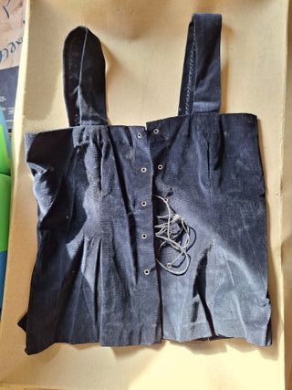 Corpiño negro de terciopelo con tirantes.