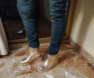Botines dorados muy cómodos y blusa sin estrenar
