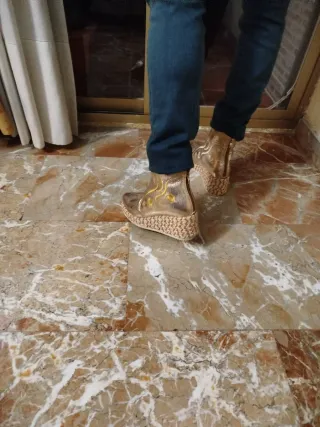 Botines dorados muy cómodos y blusa sin estrenar