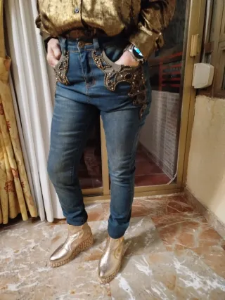 Botines dorados muy cómodos y blusa sin estrenar