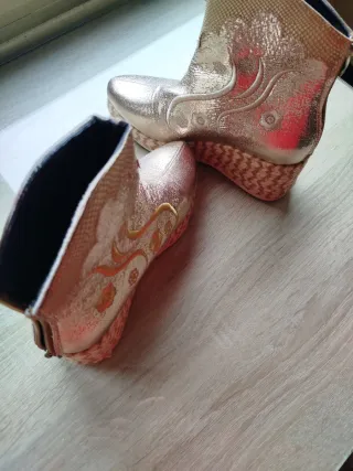 Botines dorados muy cómodos y blusa sin estrenar