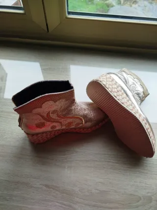 Botines dorados muy cómodos y blusa sin estrenar