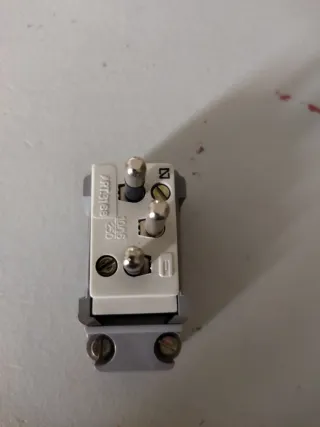 4 Clavijas Eléctricas Eunea 3168-G Gris