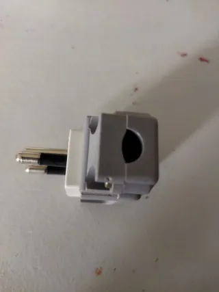 4 Clavijas Eléctricas Eunea 3168-G Gris