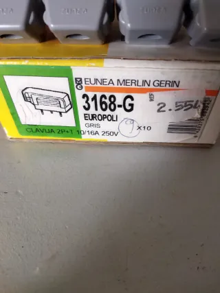 4 Clavijas Eléctricas Eunea 3168-G Gris