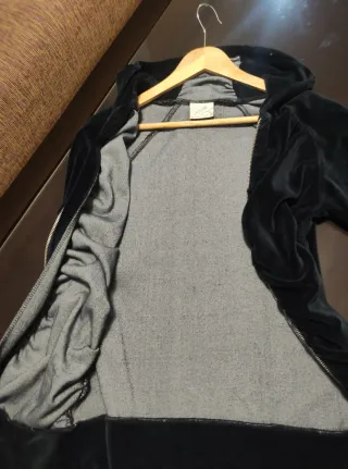 Chaqueta terciopelo negra con capucha