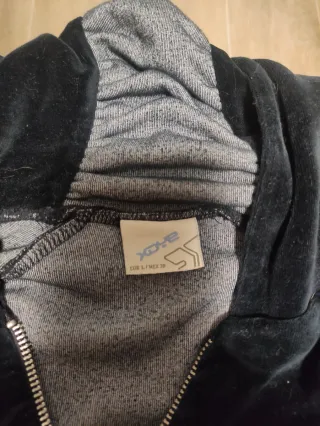 Chaqueta terciopelo negra con capucha