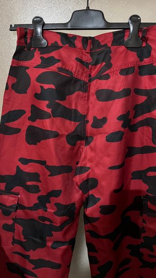 Pantalones cargo camuflaje rojo y negro
