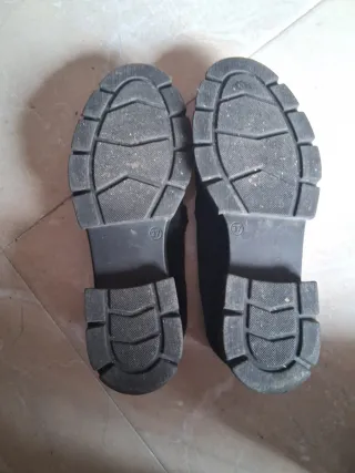 Zapatos negros con cadena