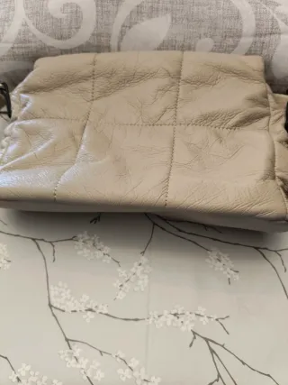 Bolso polipiel blandito beige con colgantes