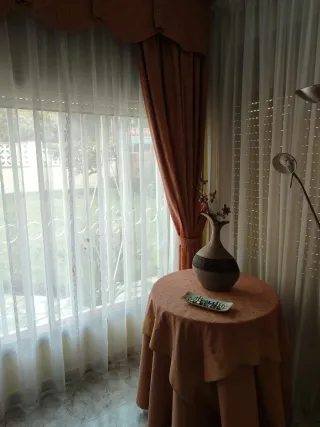 Cortinas y mesa auxiliar naranja