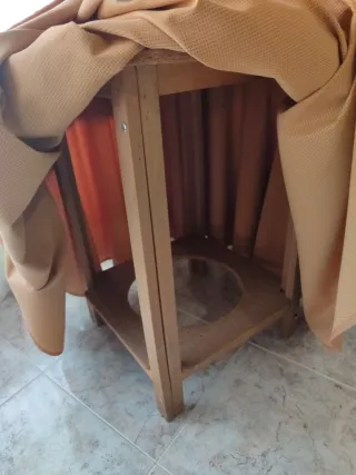 Cortinas y mesa auxiliar naranja