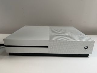 Xbox One S 500GB + Mando + FIFA 17
