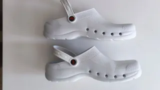 Zuecos blancos talla 45 estilo Crocs