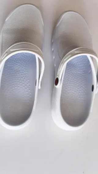 Zuecos blancos talla 45 estilo Crocs