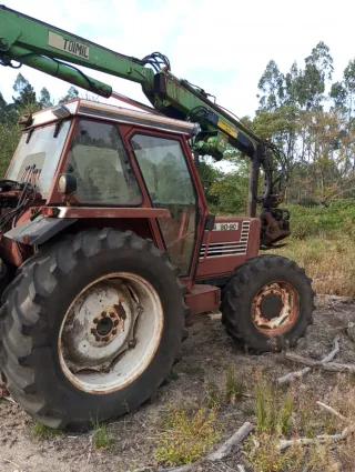 Tractor Fiat 80-90 DT con grúa forestal