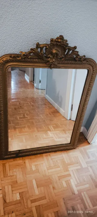 Espejo antiguo dorado con marco ornamentado
